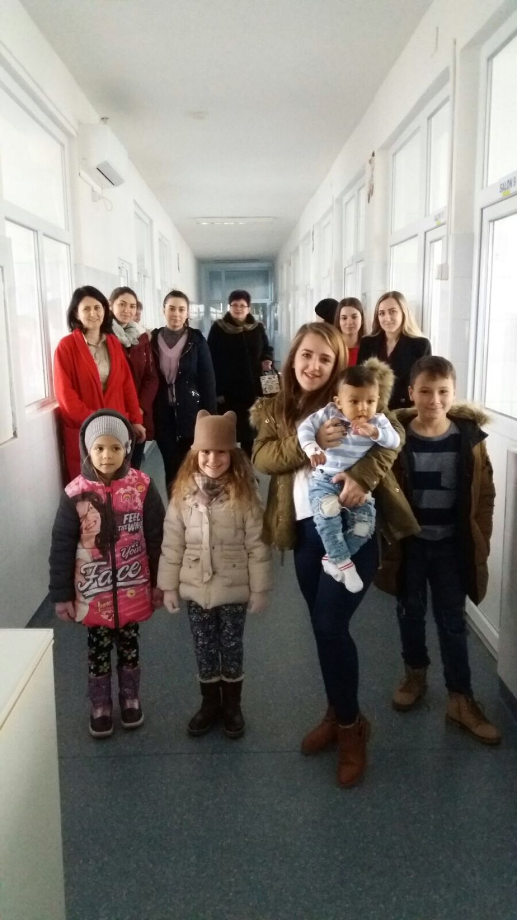 Moş Nicolae a vizitat Secţia de Pediatrie a Spitalului Municipal