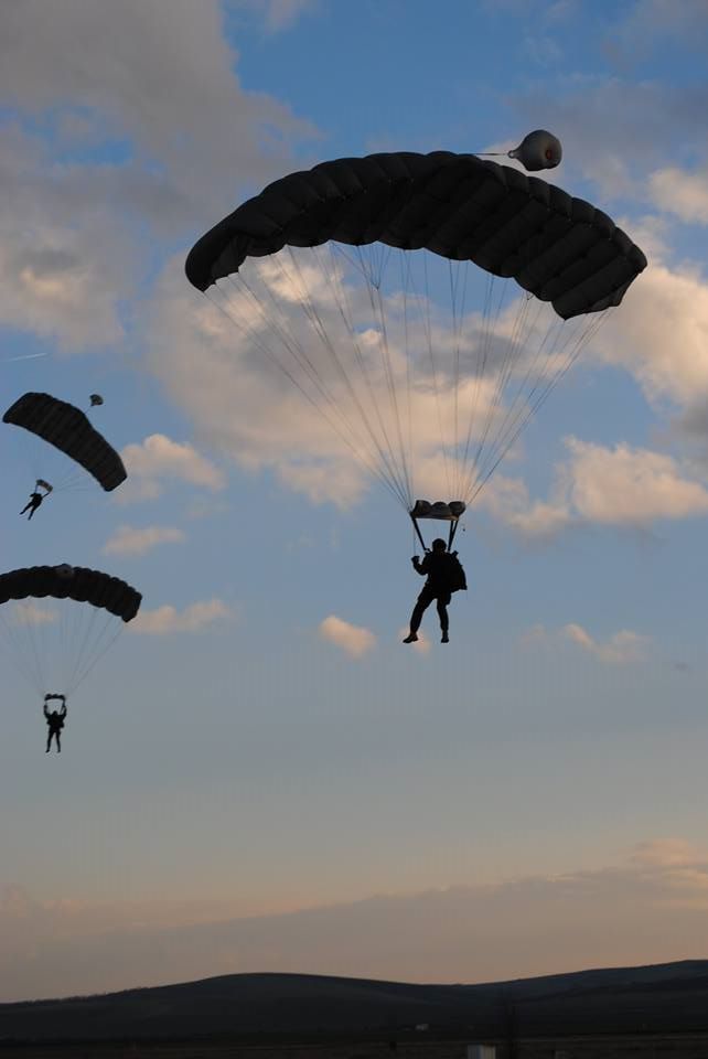 exercitiu parasutisti baza 71 campia turzii 9