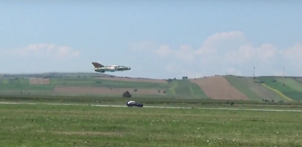 VIDEO: Vezi cum s-a văzut cursa dintre Mig 21 Lancer şi BMW X6M din interiorul BMW-ului