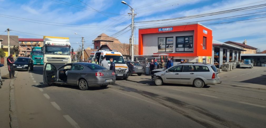 Accident rutier l&acirc;ngă sediul Viamso: Doi oameni răniți &icirc;n urma unei coliziuni provocate de viteză excesivă